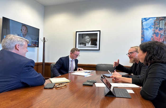 liv-connected team in meeting