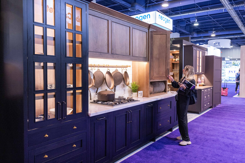 visitor at dewils booth at kbis