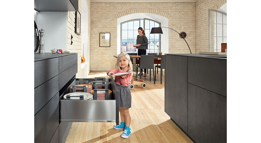 portable plate storage in kitchen drawers