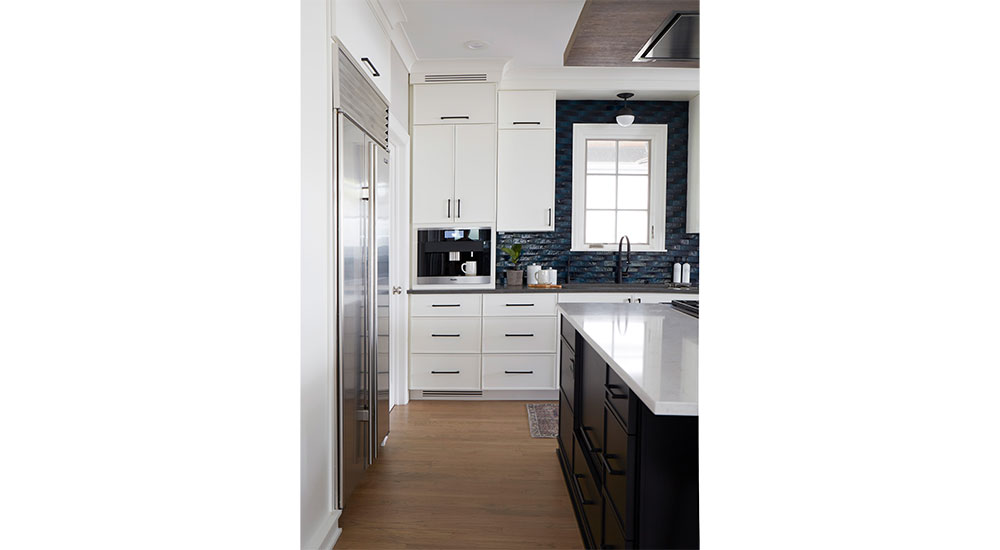 This kitchen by Epic Interiors features Hampton Collection cabinet pulls from RK International in matte 
black, this year’s most popular hardware finish. Photo credit: Erin Dwyer Photography